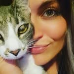 Camille, fondatrice de Pattes de Velours, avec son chat