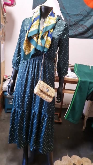 Robe à pois et foulard en soie sur un mannequin de la boutique